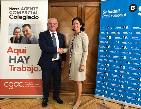 Blanca Montero y Francisco Manuel Maestre firman el convenio de colaboración entre el CGAC y el banco Sabadell